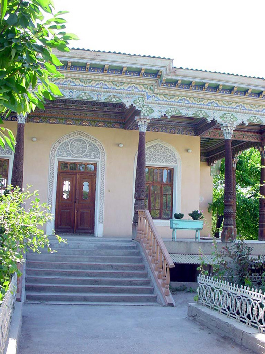 Дом исфара. Адлия дом Исфара. Дом в Таджикистане Исфара. Исфара красивые здания. Дома в Исфаре.